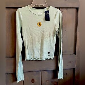 Hollister NWT
Light green cropped Tee
Embroidered Sunflower 🌻 
Size S